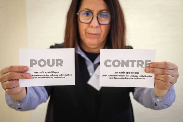Bilder des Jahres 2024, News 02 Februar News Themen der Woche KW05 News Bilder des Tages Frankreich, Abstimmung über höhere Parkgebühren für SUV in Paris Paris, France le 04 fevrier 2024 - Votation sur les SUV a Paris, ambiances dans le bureau de vote de la Mairie du 13eme - Vote on SUVs in Paris, atmosphere in the polling station of the 13th Town Hall  Copyright: xLucxNoboutx