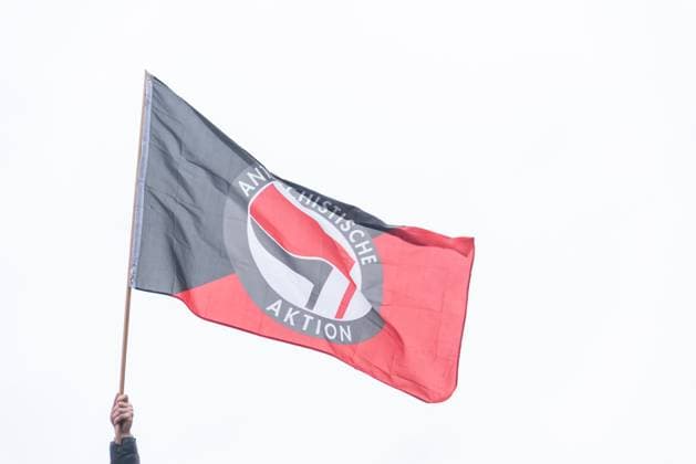 News Themen der Woche KW05 News Bilder des Tages Bremen Demonstration des Bremer Buendnis gegen Rechts, Bremen, 04.02.2024 GER, Demonstration vom Bremer Buendnis gegen Rechts, Bremen, 04.02.2024 Im Fahne der Antifschistischen Aktion, Antifa Flagge bei der Abschlusskundgebung. Laut Angaben der Veranstalter demonstrierten am Sonntag, den 4. Februar, etwa 25.000 Menschen in Bremen gegen Rechtsextremismus, rassistische Politik und die AfD. Wie in vielen Staedten waren die Recherchen von Correctiv Ausloeser fuer Proteste gegen die AfD. *** Bremen Demonstration of the Bremer Buendnis gegen Rechts, Bremen, 04 02 2024 GER, Demonstration of the Bremer Buendnis gegen Rechts, Bremen, 04 02 2024 In the banner of the Antifschistische Aktion, Antifa flag at the final rally According to the o Copyright: xFabianxSteffensx EP_FSS
