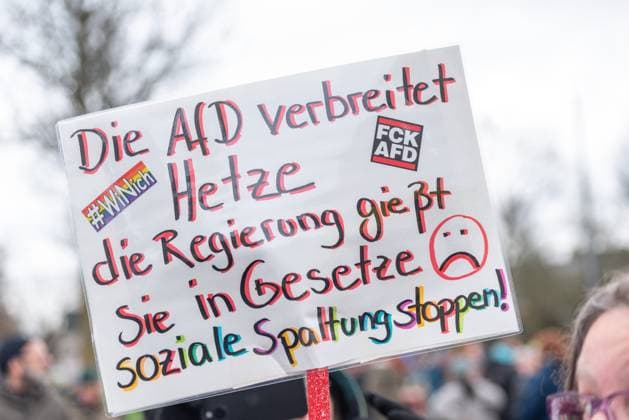 News Themen der Woche KW05 News Bilder des Tages Bremen Demonstration des Bremer Buendnis gegen Rechts, Bremen, 04.02.2024 GER, Demonstration vom Bremer Buendnis gegen Rechts, Bremen, 04.02.2024 Im Schild mit der Aufschrift Die AfD verbreitet Hetze die Regierung giesst sie in Gesetze trauriger Smiley sozial Spaltung stoppen!. Laut Angaben der Veranstalter demonstrierten am Sonntag, den 4. Februar, etwa 25.000 Menschen in Bremen gegen Rechtsextremismus, rassistische Politik und die AfD. Wie in vielen Staedten waren die Recherchen von Correctiv Ausloeser fuer Proteste gegen die AfD. *** Bremen Demonstration of the Bremer Buendnis gegen Rechts, Bremen, 04 02 2024 GER, Demonstration of the Bremer Buendnis gegen Rechts, Bremen, 04 02 2024 In the sign with the inscription Die AfD v Copyright: xFabianxSteffensx EP_FSS