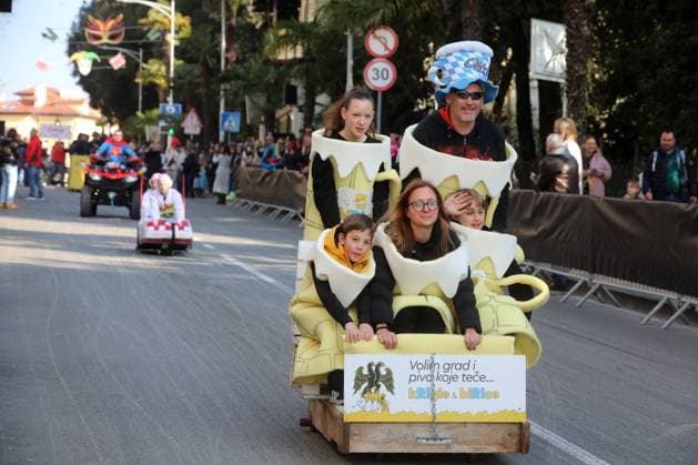 News Themen der Woche KW05 News Bilder des Tages PXL_Carnival home-made vehicles The traditional Balinjerada, a race through the central Opatija street with special vehicles on ball bearings, is being held on 04. February 2024. for the 41st time as part of the Opatija Carnival in Opatija, Croatia. It turned its main street into a runway for numerous, imaginative home-made vehicles. The people of Opatija proudly cherish their carnival tradition, which is successfully passed on to new generations. GoranxKovacic PIXSELL