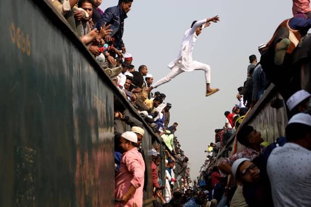 Bilder des Jahres 2024, News 02 Februar News Themen der Woche KW05 News Bilder des Tages February 4, 2024, Tongi, Gazipur, Bangladesh: A devotee of Bishwa Ijtema jumps from one train to another to reach the right train at Tongi railway station in Gazipur. Bishwa Ijtema (world Ijtema) is the second largest muslim gathering in the world. Millions of people from all over the country and abroad participate in Ijtema every year. Tongi Bangladesh - ZUMAk174 20240204_zip_k174_008 Copyright: xSyedxMahabubulxKaderx