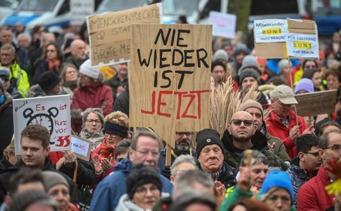 News Themen der Woche KW05 News Bilder des Tages Demo gegen rechts in Emmerich Emmerich am Markt - Kundgebung gegen Rechts Gemeinsam gegen rechts in Bündnis aus Parteien, Verbänden, Vereinen und Kirchen in Emmerich setzen am Sonntag, 4. Februar 2024 ein gemeinsames Zeichen gegen Rechtsextremismus. Rassismus und Verfassungsfeindlichkeit, Emmerich Nordrhein Westfalen Germany *** Demonstration against the right in Emmerich Emmerich at the market rally against the right Together against the right in alliance of parties, associations, clubs and churches in Emmerich set a common sign against right-wing extremism racism and anti-constitutionalism, Emmerich North Rhine-Westphalia Germany on Sunday, February 4, 2024