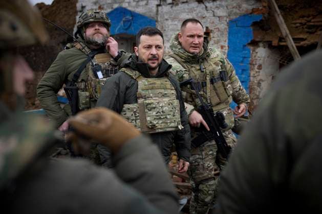 News Themen der Woche KW05 News Bilder des Tages February 4, 2024, Robotyne, Zaporizhzhia Oblast, Ukraine: Ukrainian President Volodymyr Zelenskyy, center, visits soldiers with the Army 65th Separate Mechanized Brigade at the frontlines of the Zaporizhzhia region, February 4, 2024 in Robotyne, Zaporizhzhia Oblast, Ukraine. Robotyne Ukraine - ZUMAp138 20240204_zaa_p138_001 Copyright: xPoolx UkrainianxPresidentiax