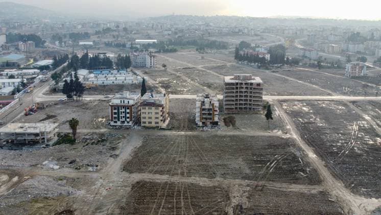 Bilder des Jahres 2024, News 02 Februar News Themen der Woche KW05 News Bilder des Tages One year after the earthquake in Hatay, Turkey - 4 Feb 2024 (EDITORS NOTE: Photo taken with drone) View of destroyed buildings and property by the earthquake. Turkey experienced the largest earthquake in its history on December 6, 2023, in the border region of Syria. Following the consecutive 7.4 and 7.7 earthquakes, 10 cities in the eastern region were affected. There are still ruins of collapsed buildings in the city center of Hatay, one of the most affected cities. Hatay Turkey Copyright: xTunahanxTurhanx xSOPAxImagesx TTURHAN-2