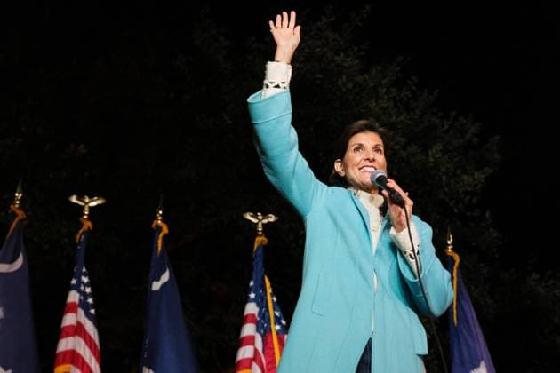 News Themen der Woche KW05 News Bilder des Tages February 4, 2024, Charleston, South Carolina, USA: Republican presidential candidate and former U.N. ambassador NIKKI HALEY waves to her supporters as she takes the stage during her campaign rally at New Realm Brewing in Charleston, SC Charleston USA - ZUMAv134 20240204_zsp_v134_006 Copyright: xMaxwellxVittoriox