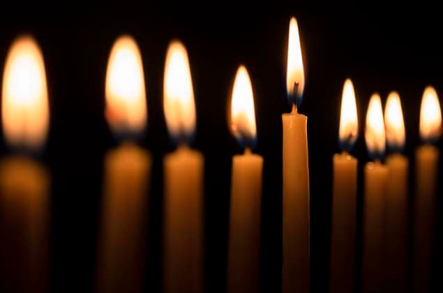Row of candles against black background , 25.12.2022, TTBB_ti0001_125184.jpg, Horizontal,Studio Shot,Still Life,Black Background,Judaism,Selective Focus,Dark,Candle,Candlelight,Flame,In A Row,Holiday,Hanukkah,Jewish Culture,Conformity,Repetition,Celebration,No People,Medium Group Of Objects Copyright: xTGIx