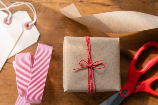 Christmas present with ribbon and scissors , 20.12.2023, TTBB_ti0002_03611.jpg, Color Image,Horizontal,Studio Shot,No People,Still Life,Directly Above,Medium Group Of Objects,Wood - Material,Gift,Present,Wrapping Paper,Birthday Gift,Wrapped,String,Ribbon,Scissors,Label,Shadow Copyright: xJamiexGrillxAtlasx