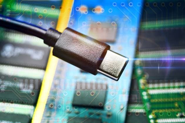 FOTOMONTAGE, USB-C-Stecker auf Computerplatinen, USB-C als Standardladeanschluss in der EU *** PHOTOMONTAGE, USB C plug on computer boards, USB C as standard charging port in the EU ** NUR FUER REDAKTIONELLE ZWECKE ** EDITORIAL USE ONLY **