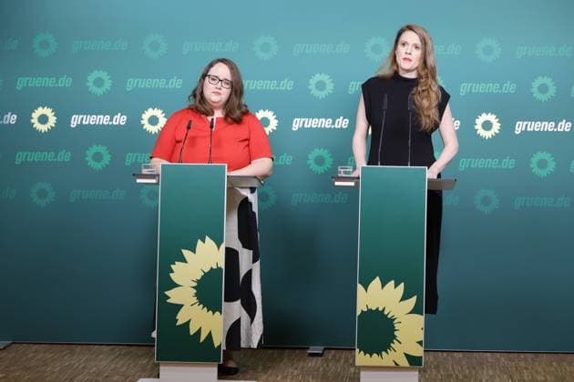 Ricarda Lang, Bundesvorsitzende von BÜNDNIS 90 DIE GRÜNEN, Terry Reintke, deutsche und europäische Spitzenkandidatin für die Europawahl, Deutschland, Berlin, Pressekonferenz mit Ricarda Lang, Bundesvorsitzende von BÜNDNIS 90 DIE GRÜNEN und Terry Reintke, deutsche und europäische Spitzenkandidatin für die Europawahl *** Ricarda Lang, Federal Chairwoman of Alliance 90 The Greens, Terry Reintke, German and European lead candidate for the European elections, Germany, Berlin, Press conference with Ricarda Lang, Federal Chairwoman of Alliance 90 The Greens and Terry Reintke, German and European lead candidate for the European elections