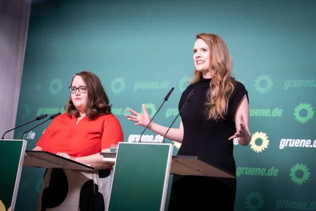 Pressekonferenz mit Ricarda Lang, Bundesvorsitzende (links), und Terry Reintke, Spitzenkandidatin der deutschen Grünen sowie der Europäischen Grünen - PK nach Gremiensitzungen in der Berliner Parteizentrale Pressekonferenz mit Ricarda Lang, Bundesvorsitzende (links), und Terry Reintke, Spitzenkandidatin der deutschen Grünen sowie der Europäischen Grünen - PK nach Gremiensitzungen in der Berliner Parteizentrale *** Press conference with Ricarda Lang, Federal Chairwoman left , and Terry Reintke, top candidate of the German Greens and the European Greens Press conference with Ricarda Lang, Federal Chairwoman left , and Terry Reintke, top candidate of the German Greens and the European Greens Press conference after committee meetings at t Fotograf