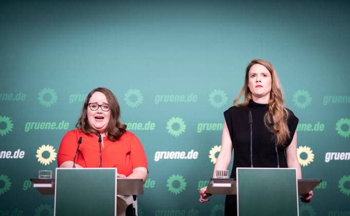 News Themen der Woche KW06 News Bilder des Tages Pressekonferenz mit Ricarda Lang, Bundesvorsitzende (links), und Terry Reintke, Spitzenkandidatin der deutschen Grünen sowie der Europäischen Grünen - PK nach Gremiensitzungen in der Berliner Parteizentrale Pressekonferenz mit Ricarda Lang, Bundesvorsitzende (links), und Terry Reintke, Spitzenkandidatin der deutschen Grünen sowie der Europäischen Grünen - PK nach Gremiensitzungen in der Berliner Parteizentrale *** Press conference with Ricarda Lang, Federal Chairwoman left , and Terry Reintke, top candidate of the German Greens and the European Greens Press conference with Ricarda Lang, Federal Chairwoman left , and Terry Reintke, top candidate of the German Greens and the European Greens Press conference after committee meetings at t Fotograf