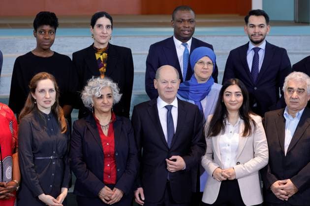 News Themen der Woche KW06 News Bilder des Tages Berlin, Olaf Scholz empfängt Reem Alabali-Radovan Olaf Scholz, Bundeskanzler , Staatsministerin Alabali-Radovan, Deutschland, Berlin, Bildtermin des BK und StM’in Alabali-Radovan mit Vertreterinnen und Vertretern von Migrantenorganisationen sowie Netzwerken von Menschen mit inwanderungsgeschichten *** Olaf Scholz, Federal Chancellor, Minister of State Alabali Radovan, Germany, Berlin, Photo session of the Federal Chancellor and Minister of State Alabali Radovan with representatives of migrant organizations and networks of people with a history of immigration
