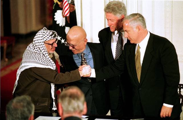 Wye River Agreement Signing Palestinian Authority Chairman Yasser Arafat shakes hands with Prime Minister Binyamin Netanyahu of Israel in the East Room of the White House in Washington, D.C. after signing the agreement negotiated at the Washington Summit at Wye River on October 23, 1998. Left to right: Chairman Arafat; King Hussein of Jordan; United States President Bill Clinton; Prime Minister Netanyahu. Credit: Ron Sachs CNP Washington District of Columbia United States of America EDITORIAL USE ONLY Copyright: xx RonxSachsx cnpphotos034682