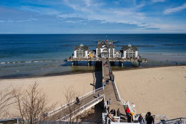 Insel Rügen Ostseebad Sellin die berühmte Seebrücke von Sellin im Winter bei herrlichem Sonneschein und excellenter Fernsicht über die Ostsee *** Island of Rügen Ostseebad Sellin the famous pier of Sellin in winter with wonderful sunshine and excellent views over the Baltic Sea