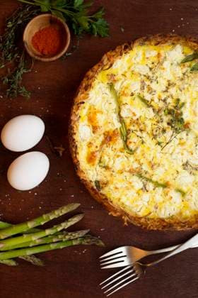 Quiche with ingredients of eggs, asparagus, paprika and thyme Boca Grande, Florida, United States , 20.12.2023, TTBB_ti00580_00665.jpg, overhead view, still life, simplicity, healthy eating, fresh, raw, fork, bowl, plate, indoors, food-and-drink, food, vegetable, asparagus, herb, parsley, thyme, quiche, organic food, paprika, nobody, nutrition, homemade, ready-to-eat, variety, quality, egg Copyright: xRobertoxWestbrookx
