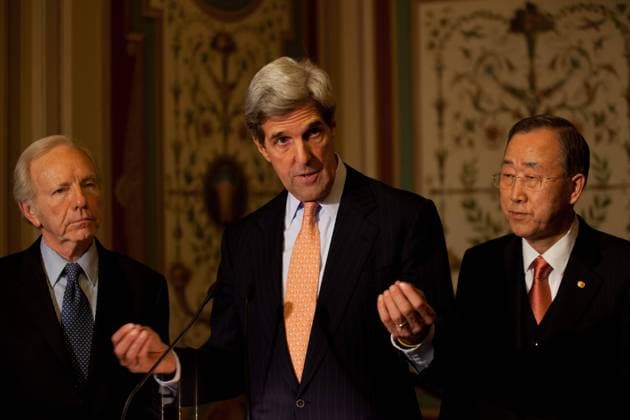 Senators Lieberman, Kerry and Lugar Meet with U.N. Secretary General WASHINGTON, DC - November 10: Senator John Kerry, D-Mass., speaks to reporters alongside Senator Joseph I. Lieberman, I-Conn., and U.N. Secretary General Ban Ki-moon, following a meeting discussing on America s role in a global effort toward addressing climate change. (Photo by Ryan Kelly Congressional Quarterly) Washington DC United States EDITORIAL USE ONLY Copyright: xCongressionalxQuarterlyxInc.x dw081209501.jpg RyanxKellyx cqphotos037380