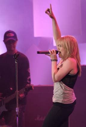 Hilary Duff performs at the MuchMusic Video Awards 2004 in Toronto, Ontario, Canada Sunday, June 20, 2004. (iPhoto.ca Brian Kucherepa) EDITORIAL USE ONLY Copyright: xx TORCAN062004101 x iphotos040998