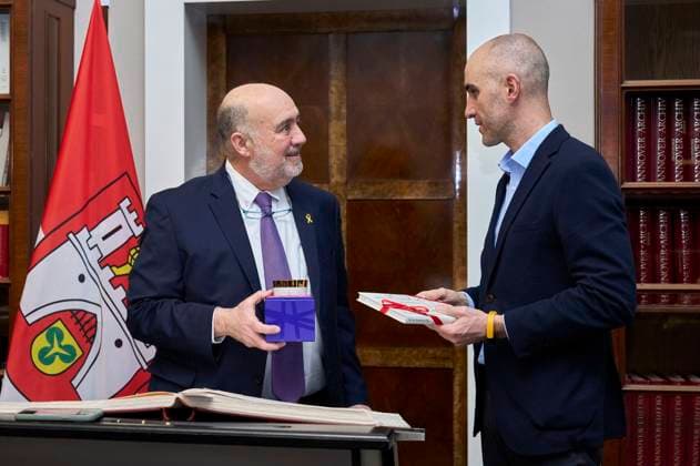 News Themen der Woche KW06 Belit Onay und Ron Prosor beim Eintrag des Botschafters von Israel in das Goldene Buch der Stadt Hannover im Neuen Rathaus. Hannover, 05.02.2024 *** Belit Onay and Ron Prosor at the entry of the Ambassador of Israel in the Golden Book of the City of Hanover in the New Hanover Town Hall, 05 02 2024 Foto:xU.xStammx xFuturexImagex prosor_4212