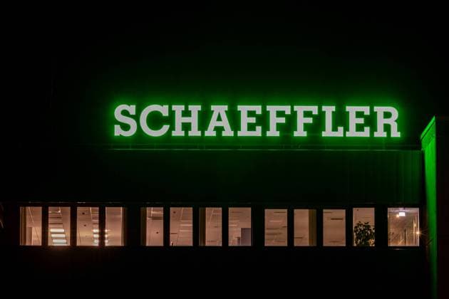 Unternehmen in Franken Beleuchtetes Firmenlogo auf der Zentrale des Aktienunternehmens Schaeffler im fränkischen Herzogenaurach bei Nacht. Herzogenaurach Bayern Deutschland *** Company in Franconia Illuminated company logo on the headquarters of the stock corporation Schaeffler in Herzogenaurach, Franconia, at night Herzogenaurach Bavaria Germany 20240205-6V2A1499
