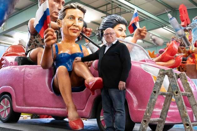 Die Motivwagen fuer den Rosenmontagszug in Mainz werden am 6. Februar 2024 in der MCV - Wagenhalle vorgestellt. Im Foto vom 06.02.2024: MCV-Wagenbauer Dieter Wenger vor dem Motivwagen Barbies und Ken , Bundestagsabgeordnete Alice Weidel (AfD), Bundestagsabgeordnete Sarah Wagenknecht, der russische Praesident Wladimir Putin. (Siehe epd-Meldung vom 06.02.2024) EDITORIAL USE ONLY *** The motif floats for the Rose Monday parade in Mainz will be presented on February 6, 2024 in the MCV Wagenhalle In the photo from 06 02 2024 MCV float builder Dieter Wenger in front of the motif float Barbies and Ken , Member of the Bundestag Alice Weidel AfD , Member of the Bundestag Sarah Wagenknecht, Russian President Vladimir Putin See epd message from 06 0 Copyright: epd-bild AndreaxEnderlein 23_MCV_Motivwagen_020624