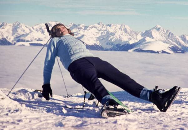 Skifahrer GER, 20240101,Aufnahme ca. 1966, Skifahrer in den Alpen, Mann sonnt sich auf einer Konstruktion aus Skistöcken und Ski, auf einer Bergkuppe über dem Nebel im Tal *** Skier GER, 20240101,photo ca 1966, skier in the Alps, man sunbathing on a construction of ski poles and skis, on a mountain top above the fog in the valley