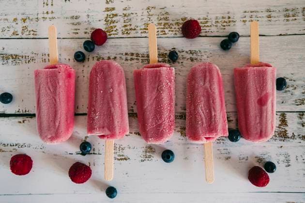Row of berry ice pops with berries Goblin Valley State Park, Utah, USA, 20.12.2023, TTBB_ti0085_00300.jpg, Color Image,Horizontal,Directly Above,Studio Shot,No People,Still Life,Ice Block,Dessert,Sweet Food,Indulgence,Food And Drink,Ice Pop,Large Group Of Objects,White Background,Worn,Wood Grain,Wood,In A Row,Pink,Blueberry,Berry,Fruit,Raspberry Copyright: xAlexandraxC.xRibeirox