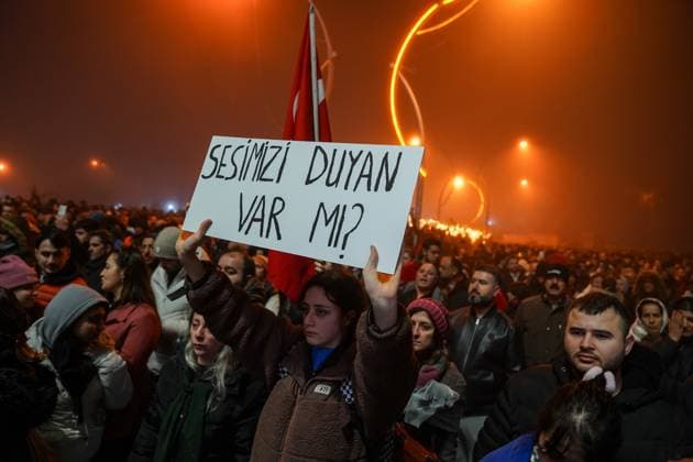 News Themen der Woche KW06 News Bilder des Tages People gather to commemorate the one-year anniversary of the earthquake in Hatay, Turkey - 06 Feb 2024 A woman holds a placard saying Can anyone hear us (in Turkish), during the one year commemoration of the earthquake. People gather to commemorate the one-year anniversary of the earthquake and remember their lost families and friends in Hatay. The earthquake killed more than 53,000 people in Turkey and nearly 6,000 in neighboring Syria and left millions homeless. Hatay Turkey Copyright: xIbrahimxOnerx xSOPAxImagesx DSC06849