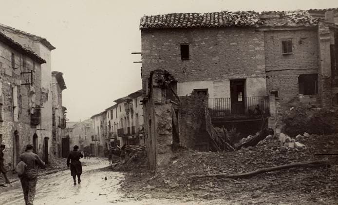 The Catalan town of SerÃ²s during the Spanish Civil War, 12 1938 (b w photo) 1250047 The Catalan town of SerÃ²s during the Spanish Civil War, 12 1938 (b w photo) by Unknown photographer, (20th century); (add.info.: Unidentified Author Spain); Fratelli Alinari Museum Collections, Florence, Italy. Copyright: xFratellixAlinarixMuseumxCollections,xFlorence,xItalyx xBridgemanxImagesx 1250047