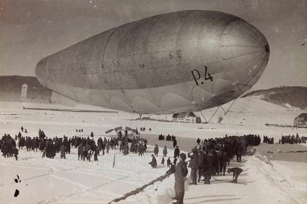 First World War: Italian Army airship ready for takeoff (b w photo) 1250161 First World War: Italian Army airship ready for takeoff (b w photo) by Unknown photographer, (20th century); (add.info.: Unidentified Author Italy); Fratelli Alinari Museum Collections, Florence, Italy. Copyright: xFratellixAlinarixMuseumxCollections,xFlorence,xItalyx xBridgemanxImagesx 1250161