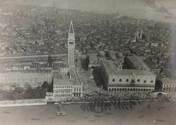 First World War: Piazza San Marco in Venice, Italy photographed from an airship of the Italian Army (b w photo) 1250304 First World War: Piazza San Marco in Venice, Italy photographed from an airship of the Italian Army (b w photo) by Unknown photographer, (20th century); (add.info.: Unidentified Author Venice, Italy); Fratelli Alinari Museum Collections, Florence, Italy. Copyright: xFratellixAlinarixMuseumxCollections,xFlorence,xItalyx xBridgemanxImagesx 1250304