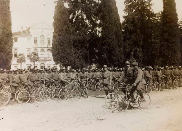 Album of the First World War in Friuli-Venezia Giulia: the battalion of the bersaglieri and the soldiers cyclists, 08 04 1916 (b w photo) 1250351 Album of the First World War in Friuli-Venezia Giulia: the battalion of the bersaglieri and the soldiers cyclists, 08 04 1916 (b w photo) by Unknown photographer, (20th century); (add.info.: Unidentified Author Friuli Venetia Julia, Italy); Fratelli Alinari Museum Collections, Florence, Italy. Copyright: xFratellixAlinarixMuseumxCollections,xFlorence,xItalyx xBridgemanxImagesx 1250351