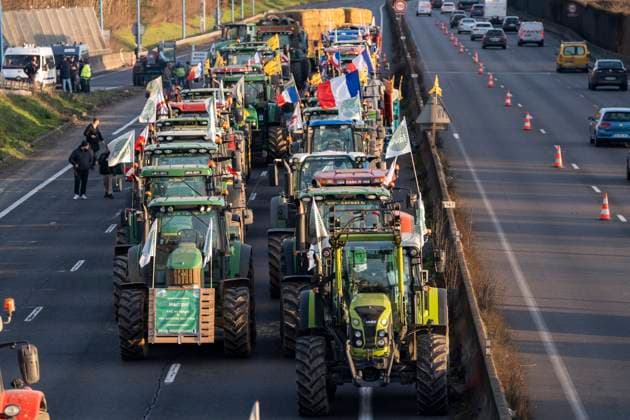 News Themen der Woche KW06 News Bilder des Tages French Farmers Siege of Paris Tractors block the A6 highway en route to Paris, during a protest by French farmers in the Chilly-Mazarin district of Paris, France, on Wednesday, Jan. 31. 2024. France s Prime Minister Gabriel Attal pledged to continue granting concessions to protesting farmers as he seeks to move beyond a crisis that has dogged his first three weeks as prime minister. Photo by Nathan Laine ABACAPRESS.COM Paris France  Copyright: xLainexNathan ABACAx