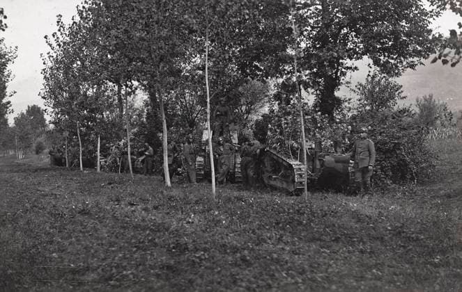 First World War: soldiers and tanks hidden in the bush in the area of the lower Piave (b w photo) 1250808 First World War: soldiers and tanks hidden in the bush in the area of the lower Piave (b w photo) by Unknown photographer, (20th century); (add.info.: Unidentified Author Friuli Venetia Julia, Italy); Fratelli Alinari Museum Collections, Florence, Italy. Copyright: xFratellixAlinarixMuseumxCollections,xFlorence,xItalyx xBridgemanxImagesx 1250808