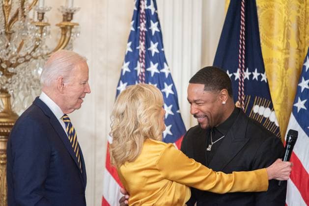 News Themen der Woche KW06 News Bilder des Tages Durrell Tank Babbs greets First Lady Dr. Jill Biden as President Biden looks on after Tank s performance at the Black History Month Reception at the White House in Washington, DC on Tuesday, February 6, 2024.  WAX2240206219 AnnabellexGordon