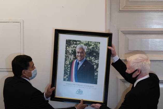 March 11, 2022, Santiago, Metropolitana, Chile: Officials from La Moneda palace remove the presidential photo of now former president Sebastian Pinera, to replace it with Gabriel Boric photo, who took office today as the new president of Chile. Santiago Chile - ZUMAb332 20220311_zip_b332_025 Copyright: xMatiasxBasualdox