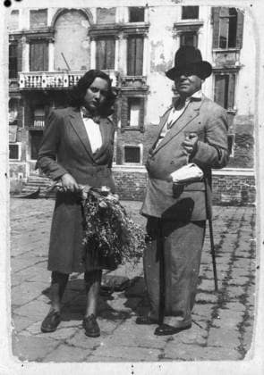 The painter Filippo De Pisis with a young woman, photographic reproduction, 20 11 1968 (b w photo) 1253076 The painter Filippo De Pisis with a young woman, photographic reproduction, 20 11 1968 (b w photo) by Italian Photographer, (20th century); (add.info.: Taken for Fotografia Ferruzzi Venice, Italy); Fratelli Alinari Museum Collections, Florence, Italy. Copyright: xFratellixAlinarixMuseumxCollections,xFlorence,xItalyx xBridgemanxImagesx 1253076