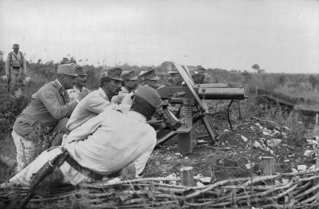 First World War soldiers in the trenches (b w photo) 1253971 First World War soldiers in the trenches (b w photo) by Unknown photographer, (20th century); (add.info.: Unidentified Author Europe); Fratelli Alinari Museum Collections-Bosio de Preverelli Donation, Florence. Copyright: xFratellixAlinarixMuseumxCollections-BosioxdexPreverellixDonation,xFlorencex xBridgemanxImagesx 1253971
