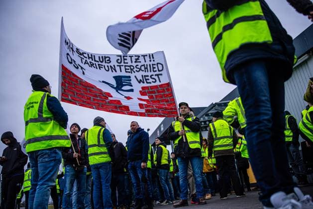 News Themen der Woche KW06 News Bilder des Tages Eine Kundgebung der Verdi am Flughafen Berlin Brandenburg wahrend einem Streik der Lufthansa Mitarbeiter am 07. Februar 2024 in Schönefeld, Brandenburg. Streik am Flughafen Berlin Brandenburg *** A Verdi rally at Berlin Brandenburg Airport during a strike by Lufthansa employees on February 07, 2024 in Schönefeld, Brandenburg Strike at Berlin Brandenburg Airport