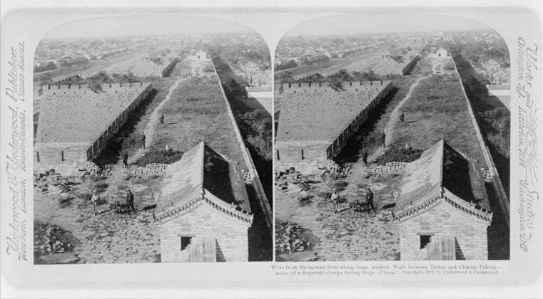 Stereograph of Ha-ta-men Gate looking West along the Tartar wall between the Imperial city and the Legation Quarter which was defended by US marines during the 1900 siege of the Boxer Rebellion, 1901 (b w photo) 1273732 Stereograph of Ha-ta-men Gate looking West along the Tartar wall between the Imperial city and the Legation Quarter which was defended by US marines during the 1900 siege of the Boxer Rebellion, 1901 (b w photo) by Underwood & Underwood (c.1881-1940); Private Collection. Copyright: xBridgemanxImagesx 1273732