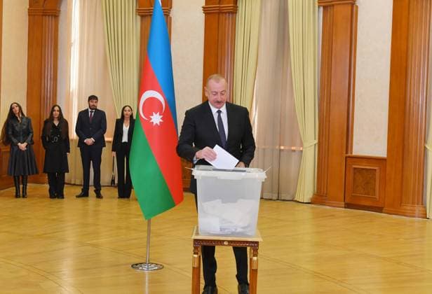 News Themen der Woche KW06 News Bilder des Tages AZERBAIJAN, KHANKENDI - FEBRUARY 7, 2024: Azerbaijan s presidential candidate, incumbent President Ilham Aliyev casts his ballot at a polling station during the snap presidential election. Azerbaijani President Press Office TASS  67076242