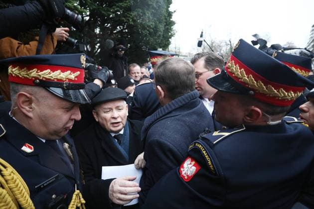 News Themen der Woche KW06 News Bilder des Tages 07 02 2024 WARSZAWA SEJM MARIUSZ KAMINSKI I MACIEJ WASIK PROBUJA WEJSC DO SEJMU AWANTURA ZE STRAZ MARSZALKOWSKA N Z JAROSLAW KACZYNSKI FOT. KRZYSZTOF BURSKI NEWSPIX.PL --- Newspix.pl WARSAW, POLAND 07.02.2024 Former MPs Maciej WÄÖsik and Mariusz KamiÅ ski tried to enter the Sejm, but were not allowed by the Marshal s Guard. POLAND OUT!  KBUR0072
