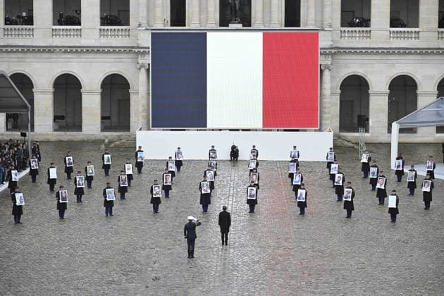 Bilder des Jahres 2024, News 02 Februar News Themen der Woche KW06 News Bilder des Tages French Victims Of The Attack By Hamas Against Israel Tribute - Paris President Emmanuel Macron and Members of the French Republican Guard (Garde Republicaine) hold portraits of the 42 French and French-Israeli citizens killed during a ceremony to pay tribute to the French victims of the attack by Hamas against Israel on October 7, at the Invalides memorial complex in Paris, on February 7, 2024. The ceremony pays tribute to the 42 French and French-Israeli citizens killed in the attack on Israel by Hamas and the three others still missing, believed to be held hostage. Photo by Eliot Blondet ABACAPRESS.COM Paris France  Copyright: xBlondetxEliot ABACAx