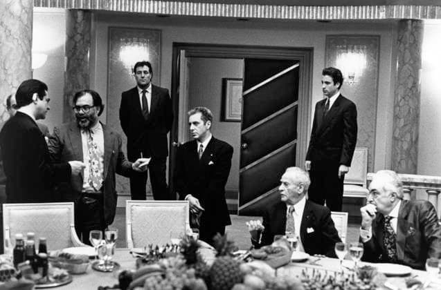 Francis Ford Coppola sur le plateau set du Parrain III THE GODFATHER: PART III, 1990 dirigeant Joe Montegna (left), Al Pacino (center), Andy Garcia (standing right) and Eli Wallach (seated second from right). On the set, Francis Ford Coppola directs Joe Montegna (left), Al Pacino (center), Andy Garcia (standing right) and Eli Wallach (seated second from right) (b w photo) 1640358 Francis Ford Coppola sur le plateau set du Parrain III THE GODFATHER: PART III, 1990 dirigeant Joe Montegna (left), Al Pacino (center), Andy Garcia (standing right) and Eli Wallach (seated second from right). On the set, Francis Ford Coppola directs Joe Montegna (left), Al Pacino (center), Andy Garcia (standing right) and Eli Wallach (seated second from right) (b w Copyright: xDiltzx xBridgemanxImagesx 1640358