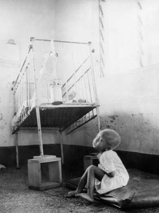 Ime Urdo Biafran Child From Efic Trib,E Found By Biafran Soldiers Near his Mother S Corpse on January 13, 1970 during Biafra War (b w photo) 1642691 Ime Urdo Biafran Child From Efic Trib,E Found By Biafran Soldiers Near his Mother S Corpse on January 13, 1970 during Biafra War (b w photo); (add.info.: Ime Urdo Biafran child from Efic trib,e found by Biafran soldiers near his mother s corpse on january 13, 1970 during Biafra war). Copyright: xBridgemanxImagesx 1642691