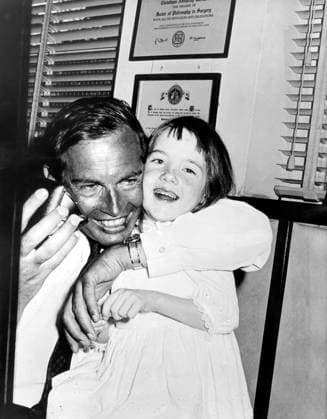 Professor Christian Barnard (1922-2001) Pioneer of Heart Transplant, With Alleen Brassil, 7 Years Old, at Hospital of Cape Town on February 19, 1969 (b w photo) 1643162 Professor Christian Barnard (1922-2001) Pioneer of Heart Transplant, With Alleen Brassil, 7 Years Old, at Hospital of Cape Town on February 19, 1969 (b w photo); (add.info.: Professor Christian Barnard (1922-2001) pioneer of heart transplant, with Alleen Brassil, 7 years old, at hospital of Cape Town on february 19, 1969). Copyright: xBridgemanxImagesx 1643162