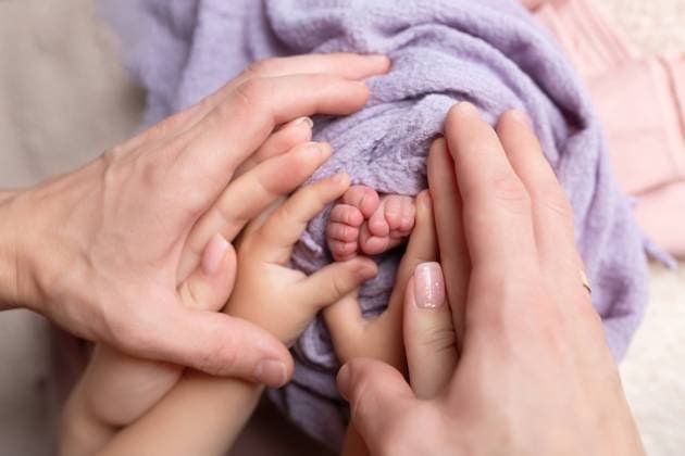 feet of a newborn in the hands of parents Kharkiv, Kharkiv Oblast, Ukraine R_JZKE240206-1349899-01