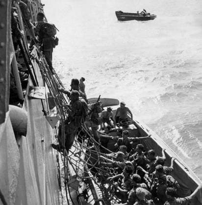 during The Suez Crisis: The Disembarkation of French Troops in Egypt, 1956 (b w photo) 1662573 during The Suez Crisis: The Disembarkation of French Troops in Egypt, 1956 (b w photo); (add.info.: During the Suez crisis: the disembarkation of french troops in Egypt, 1956). Copyright: xBridgemanxImagesx 1662573