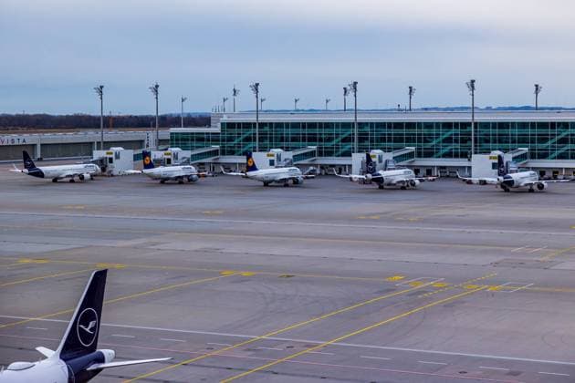 News Themen der Woche KW06 News Bilder des Tages Lufthansa Streik in München Die Beschäftigten der Lufthansa am Münchner Flughafen streiken. Die Gewerkschaft ver.di geht davon aus, dass sich über 800 Lufthanseatinnen und Lufthanseaten an dem Streik beteiligt haben. Betroffen sind die Bereiche Passage, Check-In, Technik, Technik-Logistik, Technik-Logistik-Services, Engineering & Operation Services, Cargo, Technical Training und Flight Operation Center. Im Terminal am Flughafen fanden sich heute nur sehr wenige Passagiere ein. Lufthansa versucht, ca. 10-20% ihrer ursprünglichen Flüge durchführen zu können, auch innerdeutsche und Europaflüge. Abgestellte Mittelstreckenflugzeuge der Lufthansa an den Gates, kein Bodenpersonal ist rund um die Flugzeuge zu sehen. München Oberding Bayer 20240207-6V2A1810-Bearbeitet