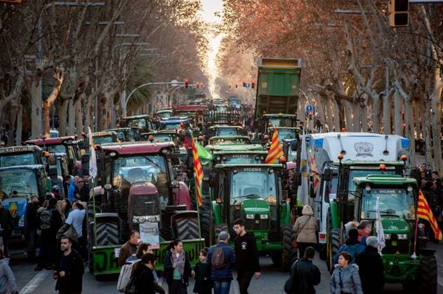 News Themen der Woche KW06 News Bilder des Tages February 7, 2024, Barcelona, Spain: Farmer tractors block Avinguda Diagonal in Barcelona. Second day of protests in Catalonia by farmers against European policies on production costs. Barcelona Spain - ZUMAb137 20240207_fap_b137_002 Copyright: xJordixBoixareux