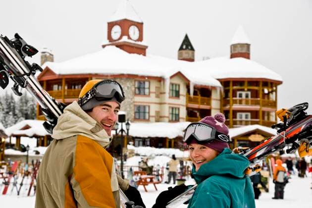 Young couple at Kimberley Alpine Resort, Kimberley, British Columbia, Canada Kimberley MR 07120, MR 07121  Copyright: x AllxCanadaxPhotosx 1990-42498 ,model released, Symbolfoto
